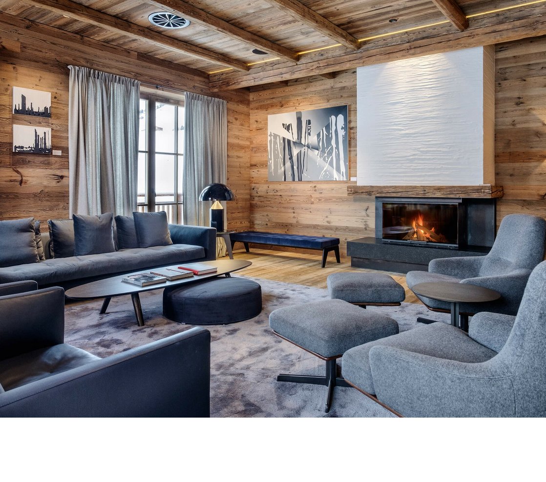 Lounge Hotelbar im Hotel Severin*s – The Alpine Retreat in Lech Gemütliche Lounge mit modernen Möbeln, Kamin und Holzwänden im Hotel Severin*s The Alpine Retreat in Lech.