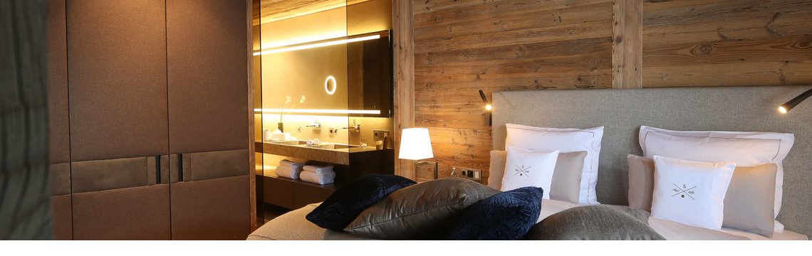 Komfortables Schlafzimmer in der Family Suite im Severin*s – The Alpine Retreat