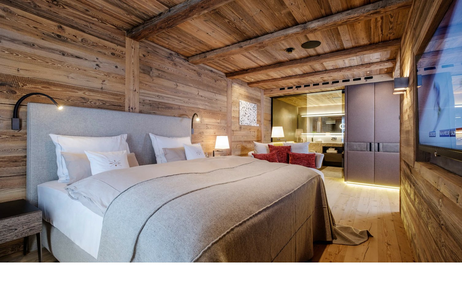 Schlafzimmer/Bad in der Senior Suite im Severins Hotel in Lech