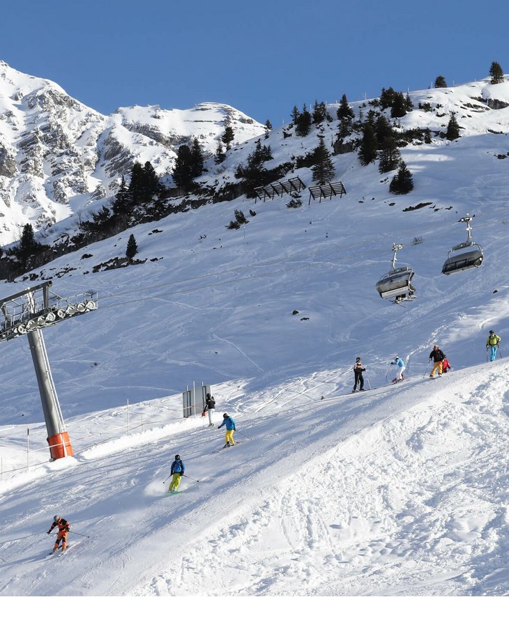 Verschneite Berghänge und Skilift im Skigebiet Lech am Arlberg