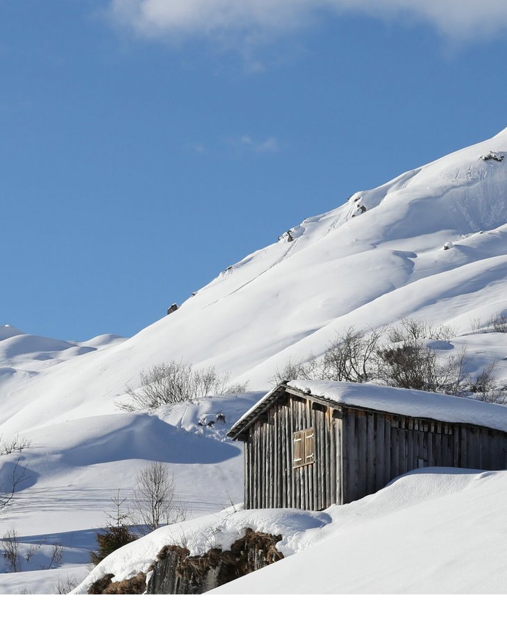 Abgelegene Almhütte am verschneite Berghänge im Skigebiet Lech am Arlberg