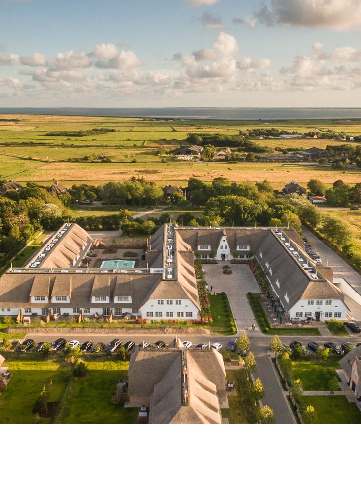 Gelände-Draufsicht auf das Areal des Hotel Severin*s Resort & Spa sowie der Küste Sylts per Drohne